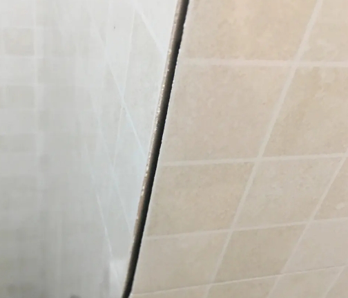 东昌府瓷砖空鼓维修公司分享阳台瓷砖脱落的修复过程可以分为以下几个步骤