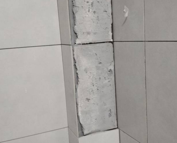 东昌府瓷砖空鼓维修公司分享下瓷砖施工前基层浇水润湿程度不足，可能导致以下问题