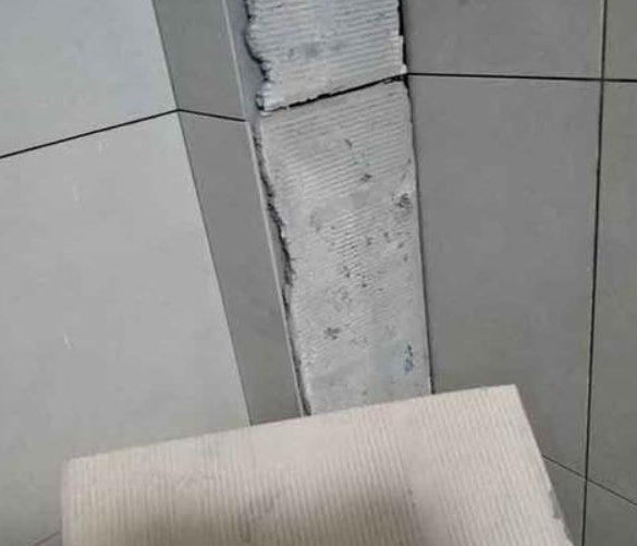 东昌府瓷砖空鼓维修公司分享下厨房瓷砖脱落的补救措施。